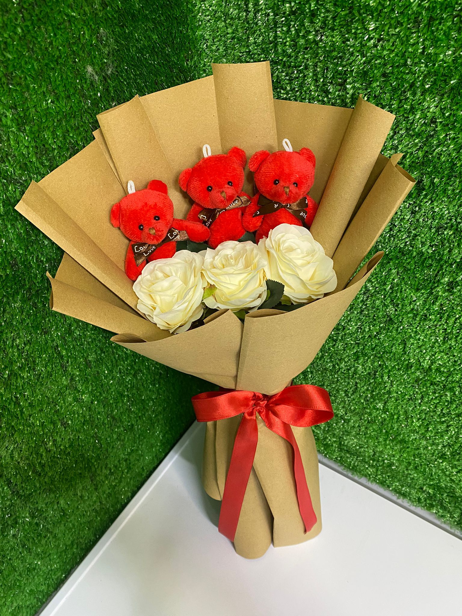 Üçlü Kırmızı Ayıcık & Beyaz Gül Buketi